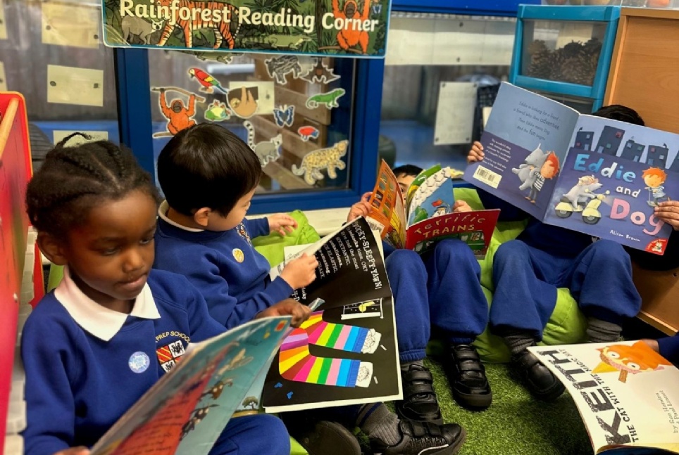 https://www.loyolaprepschool.co.uk/_site/data/images/news/18/main-EYFS%20Reading6.jpg